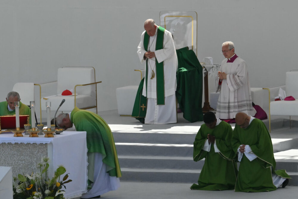 El papa Francisco (centro) preside una misa dominical en la plaza de la Unidad de Trieste, el 7 de julio de 2024 al noreste de Italia