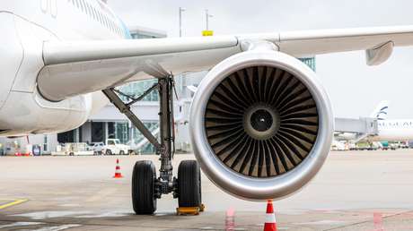 Un mecánico muere succionado por el motor de un avión