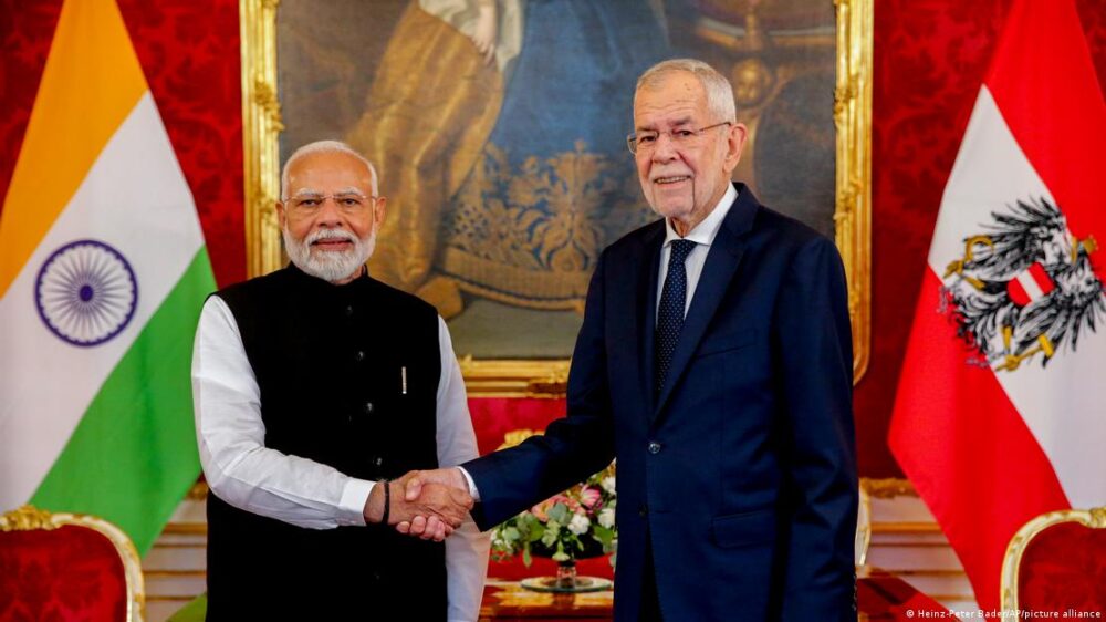 Modi y Van Der Bellen se dan la mano en Viena, delante de las banderas de sus respectivos países.