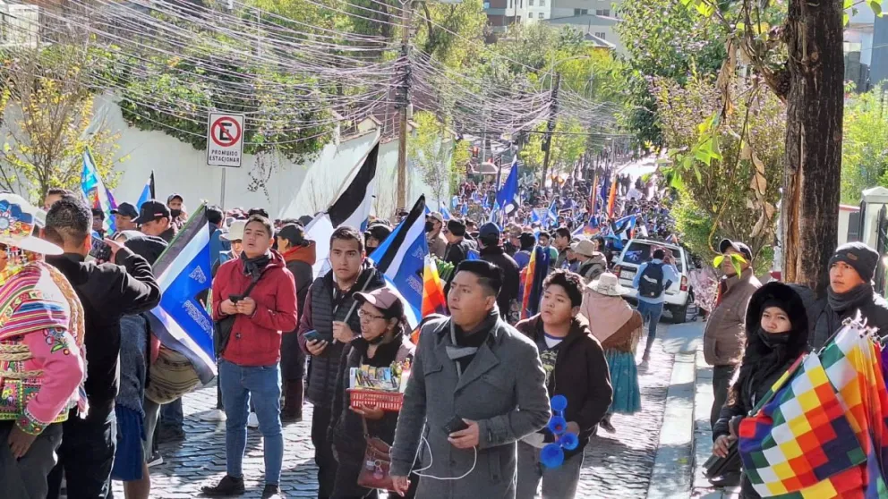 Representantes de uno de los bandos en la plaza Abaroa, este miércoles. Foto: Diego Gonzales / Visión 360 