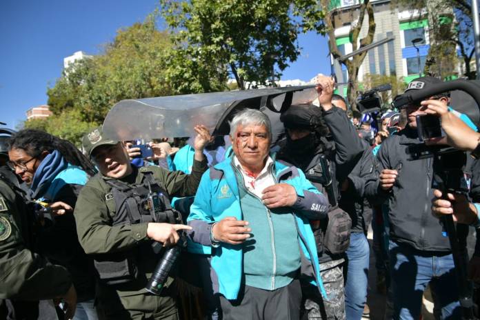 El alcalde Iván Arias es evacuado de la plaza Abaroa tras ser herido. Foto: AMUN