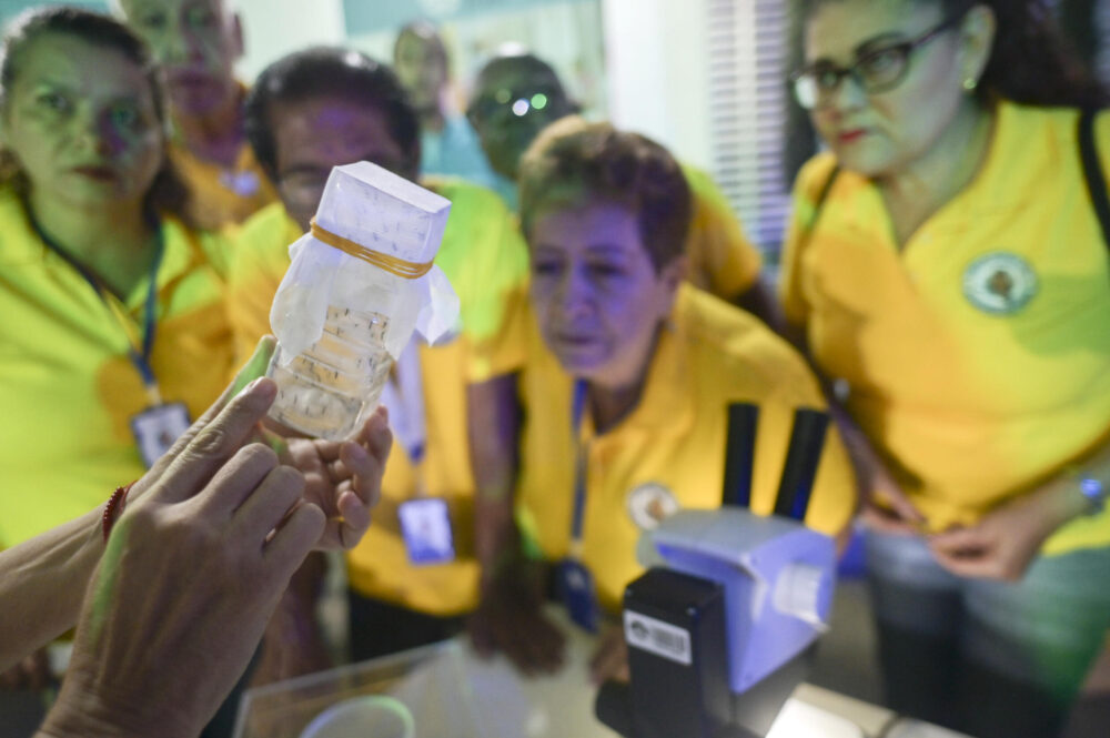 Una mujer exhibe mosquitos Aedes aegypti durante un evento organizado por autoridades locales para prevenir el dengue y otras enfermedades tropicales el 20 de junio de 2024.