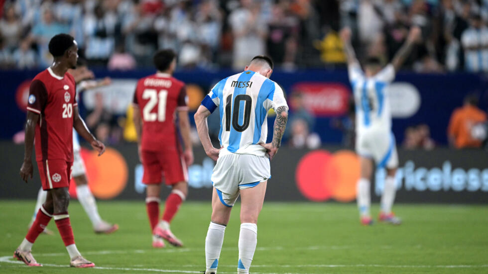 El astro Lionel Messi reacciona tras la victoria de Argentina ante Canadá en las semifinales de la Copa América de Estados Unidos el 9 de julio de 2024 en East Rutherford, Nueva Jersey