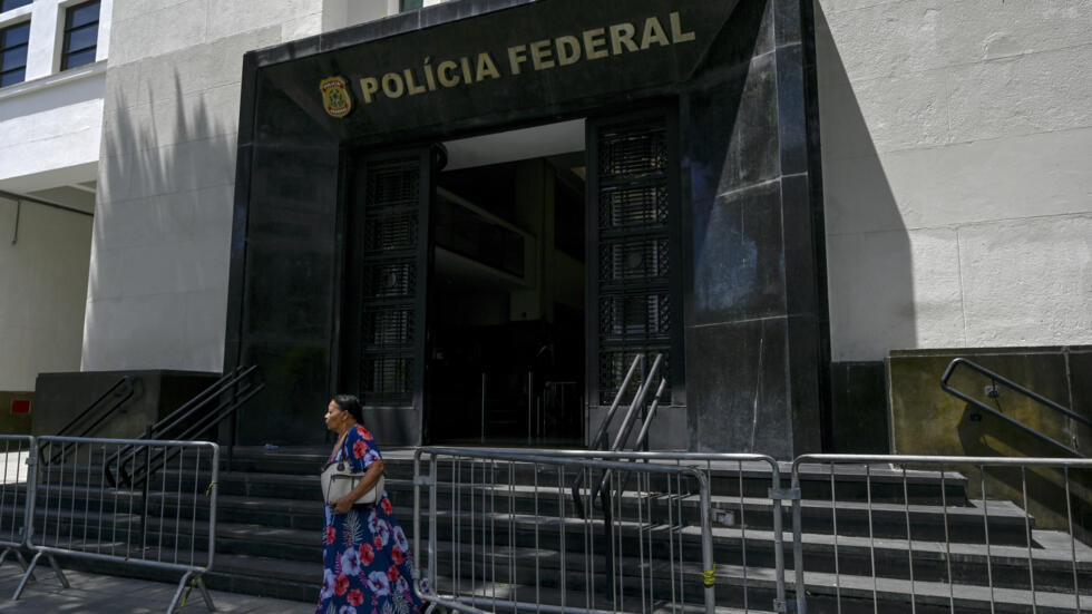Se trata de la cuarta operación de Policía Federal (PF) sobre este caso, con "5 mandatos de prisión preventiva y 7 órdenes de allanamiento", con arrestos de policías de la Agencia Brasileña de Inteligencia (Abin) y de influenciadores digitales