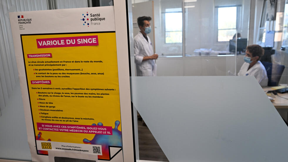 Un cartel sobre el mpox, fotografiado el 23 de agosto de 2022 en el Centro de información, detección y diagnóstico de Montpellier, en el sur de Francia