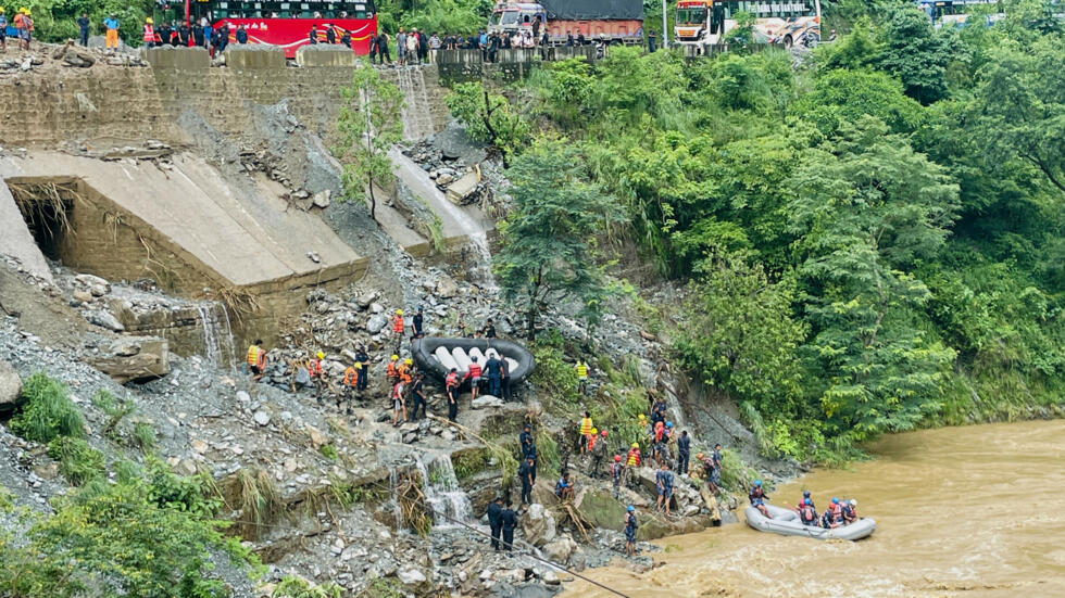 Los socorristas buscan supervivientes del desprendiemiento de tierra el 12 de julio de 2024 en el río Trishuli, en Simaltar, Nepal