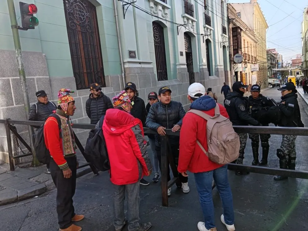 El grupo de civiles que, sin importar la presencia de los policías, obstaculizaban el libre tránsito de las personas hacia plaza Murillo. Foto: Visión 360