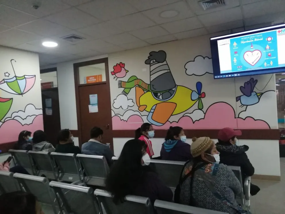 Pacientes esperan a ser atendidos en el Hospital Municipal de Cotahuma. Foto: Leny Chuquimia / Visión 360