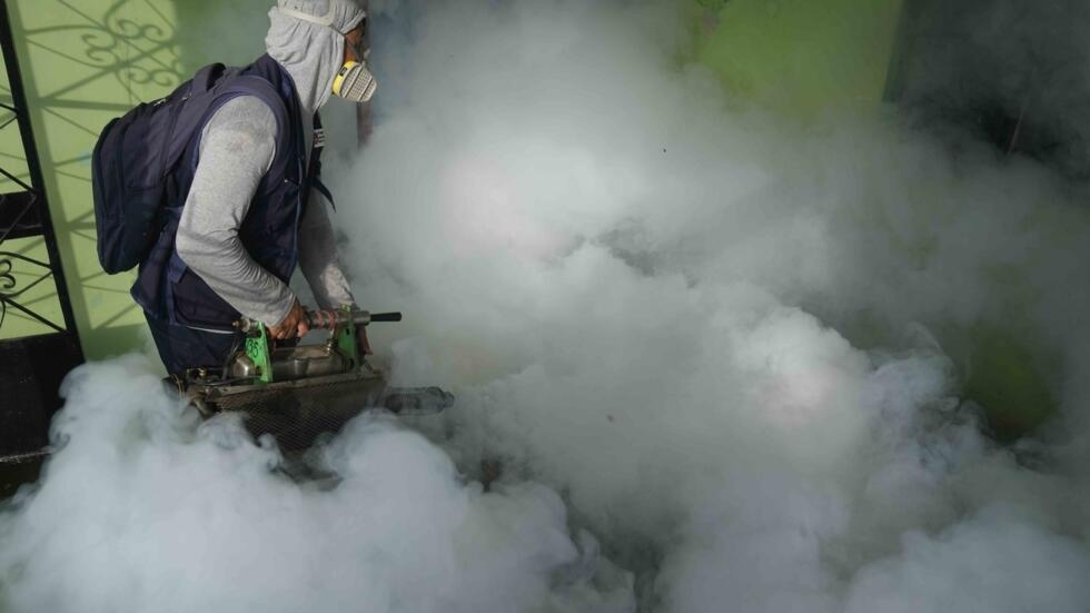 Un trabajador sanitario fumiga en busca de mosquitos en el interior de una vivienda para ayudar a mitigar la propagación del dengue en la zona de Las Peñitas, en Talara (Perú), el viernes 1 de marzo de 2024.