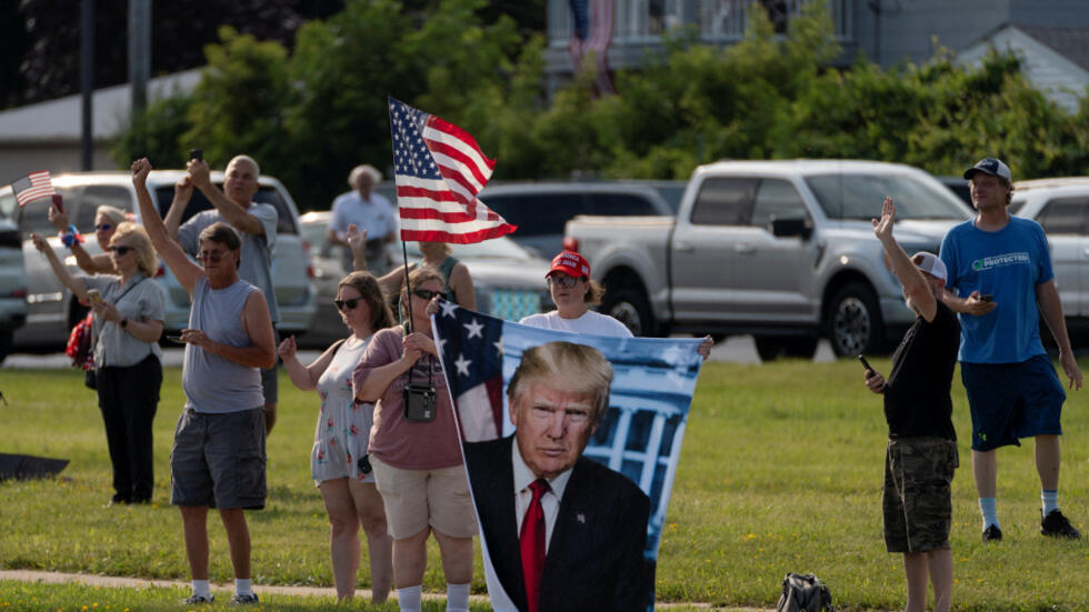 Simpatizantes del candidato Donald Trump le esperan en la Convención Republicana de Milwaukee.