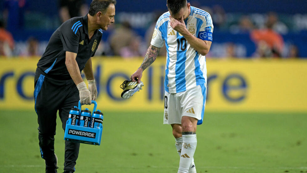 El futbolista de Argentina Lionel Messi se retira lesionado de la final de la Copa América contra Colombia, el 14 de julio de 2024 en Miami