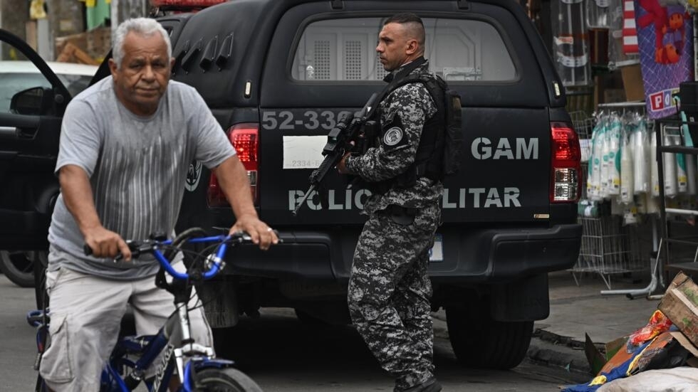 Un Policía Militar patrulla en una calle de la favela Ciudad ed Dios, en el oeste de Rio de Janeiro, el 15 de julio de 2024.