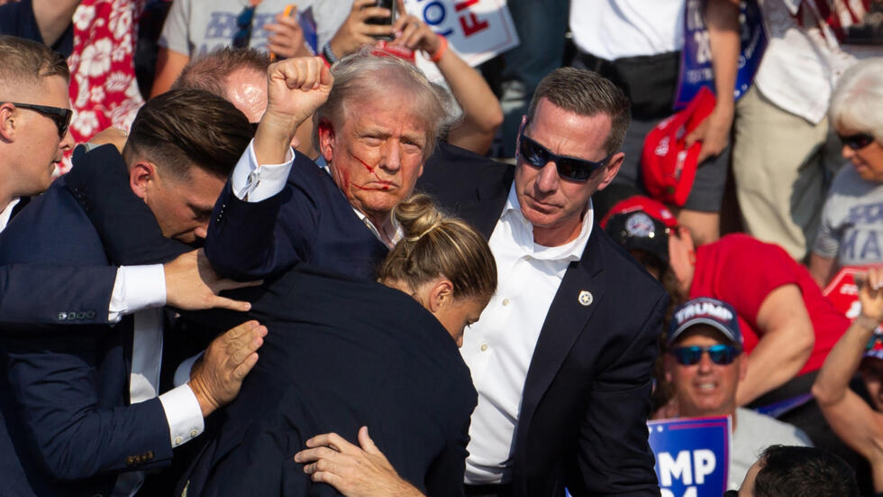 El expresidente Donald Trump al ser evacuado tras un intento de asesinato en Pensilvania, el 13 de julio de 2024.