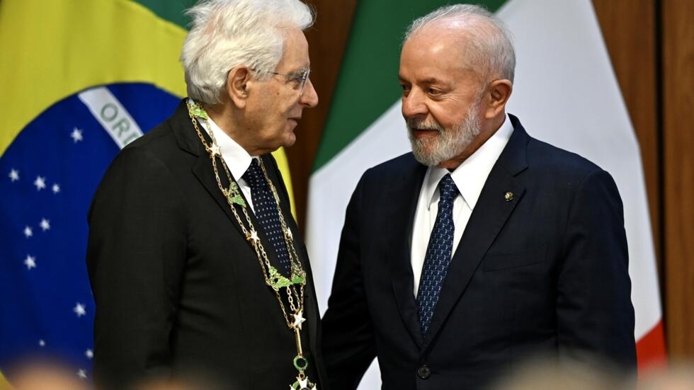 El presidente italiano, Sergio Mattarella (izq.), y el presidente brasileño, Luiz Inácio Lula da Silva, conversan durante una reunión en el Palacio de Planalto, en Brasilia, el 15 de julio de 2024.