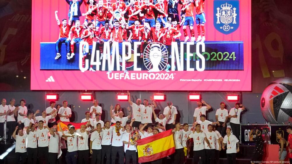 Acompañado por el resto de seleccionados, Dani Olmo sostiene el trofeo durante las celebraciones del título del europeo de fútbol en la plaza Cibeles de Madrid.