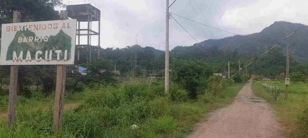 /Ingreso al barrio Macuti, al fondo el vertedero municipal de Rurrenabaque.</p> <p>