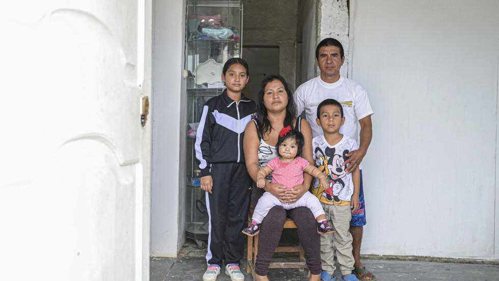 Sayuri Moreno, de 37 años, y su familia, en su casa de Huarmey, en el norte de Perú, el 25 de mayo de 2024