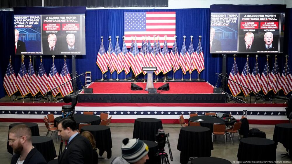 Caucus republicano en Iowa: banderas de Estados Unidos sobre un escenario.