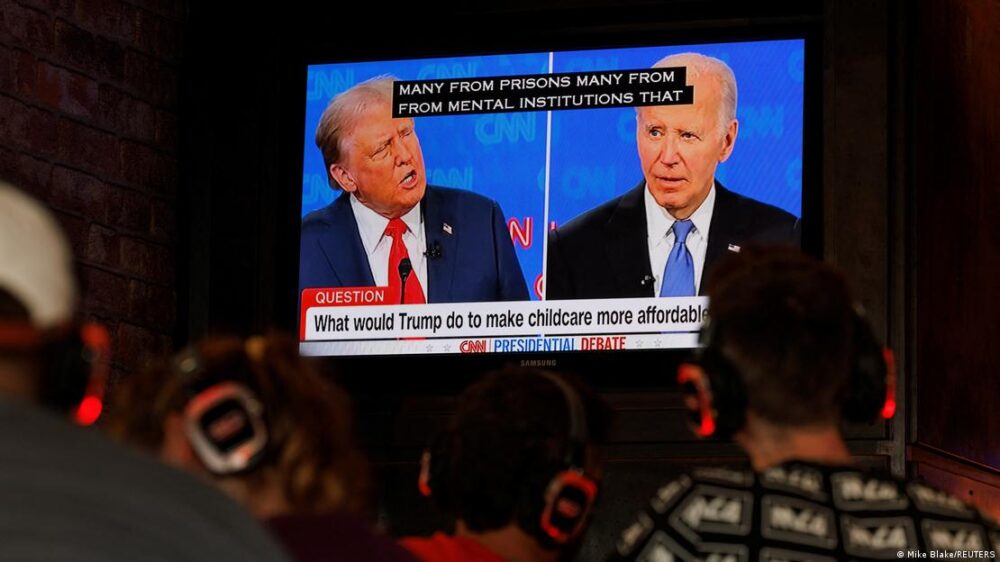 Joe Biden y Donald Trump en una pantalla de televisión.