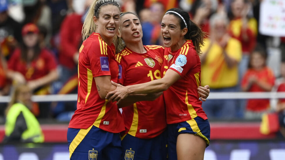 Aitana Bonmatí (derecha) festeja su gol para España contra Bélgica en un clasificatorio para la Eurocopa-2025, en compañía de Alexia Putellas (izquierda) y Olga Carmona (centro). En La Coruña (España), el 16 de julio de 2024