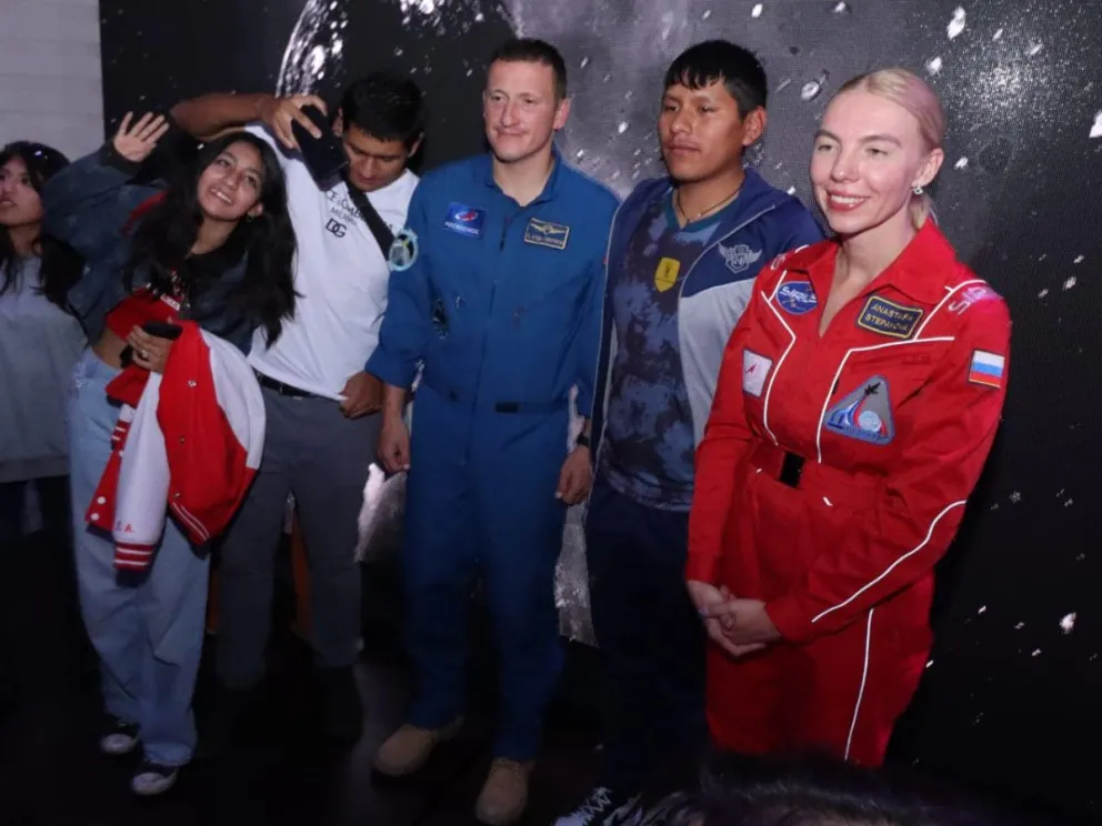 Los jóvenes con los cosmonautas. Fotos: Samuel Doria Medina en Facebook