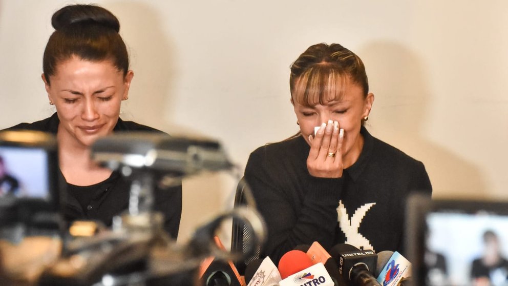 Las hijas de los esposos Claure Ayala, quienes fueron asesinados en Vinto Chico, en conferencia de prensa. DICO SOLÍS