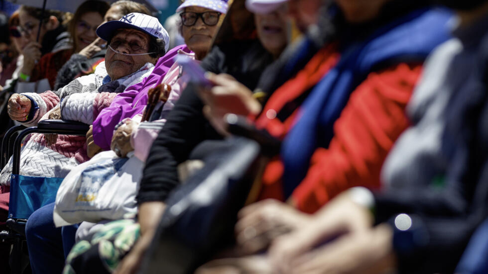 Personas de la tercera edad asisten a una ceremonia en la que el presidente de Colombia, Gustavo Petro, firmó el proyecto de ley de reforma de pensiones en la Plaza Bolívar de Bogotá el 16 de julio de 2024