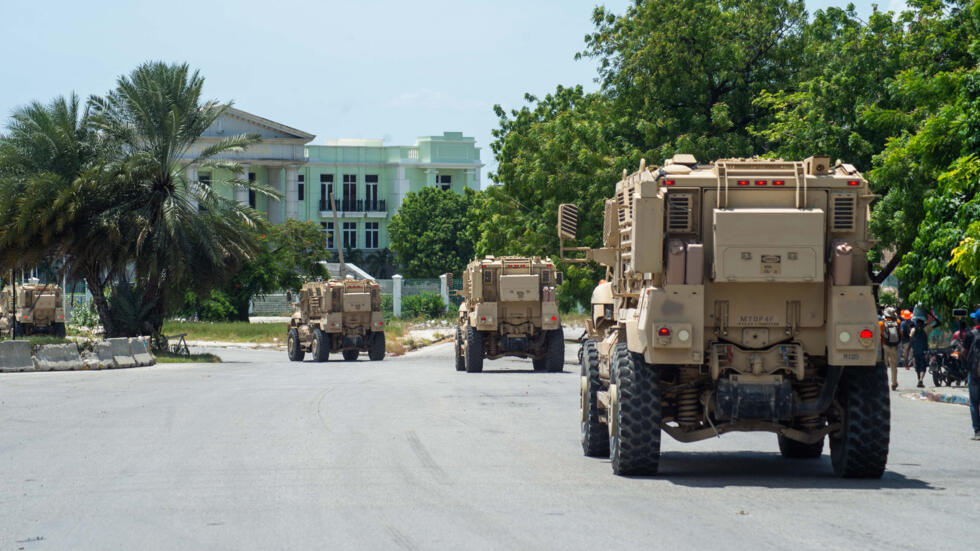Policías kenianos patrullan en vehículos blindados en el centro de Puerto Príncipe, Haití, el 17 de julio de 2024