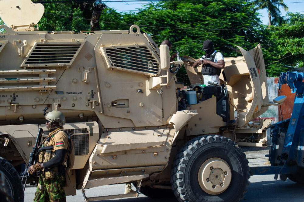 Las autoridades kenianas han enviado a 400 agentes a Haití -200 el 25 de junio y 200 el martes– y han prometido otros 600 en las próximas semanas, en el marco de una fuerza multinacional de seguridad apoyada por la ONU