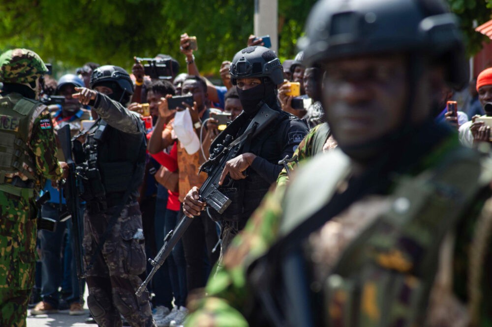 Policías kenianos patrullan calles de Puerto Príncipe, la capital de Haití, el 17 de julio de 2024