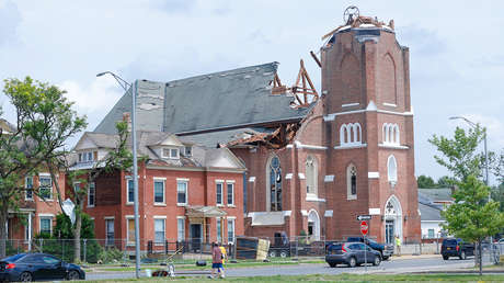 FOTOS: Tornado derriba un bombardero B-52 y arranca el techo de una iglesia en EE.UU.