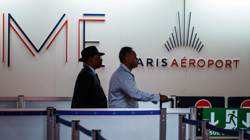 Unos pasajeros caminan por la Terminal 2E de llegadas del aeropuerto Roissy-Charles de Gaulle, al norte de París, el 3 de julio de 2024