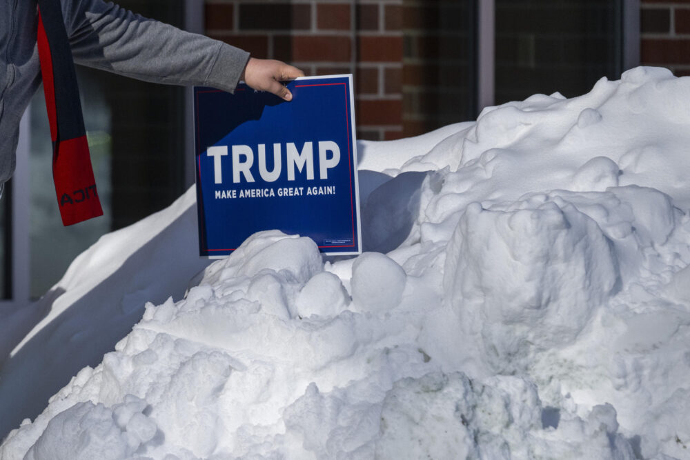 Pancarta de apoyo al expresidente Donald Trump al margen de un acto de campaña en Indianola, Iowa, el 14 de enero de 2024