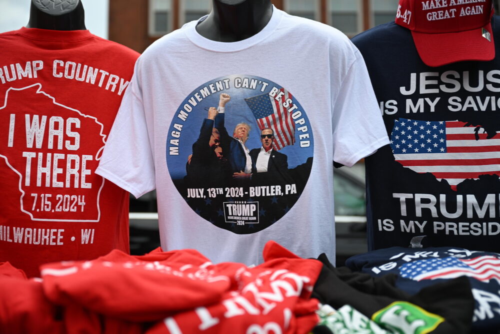 Camiseta con la imagen de Donald Trump herido tras un intento de asesinato, vendida en la convención republicana de Milwaukee, el 16 de julio de 2024