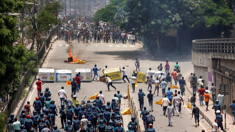 Des manifestants anti-quota affrontent la police et des partisans du parti au pouvoir, la Ligue Awami, dans le quartier de Rampura à Dhaka, au Bangladesh, le 18 juillet 2024.