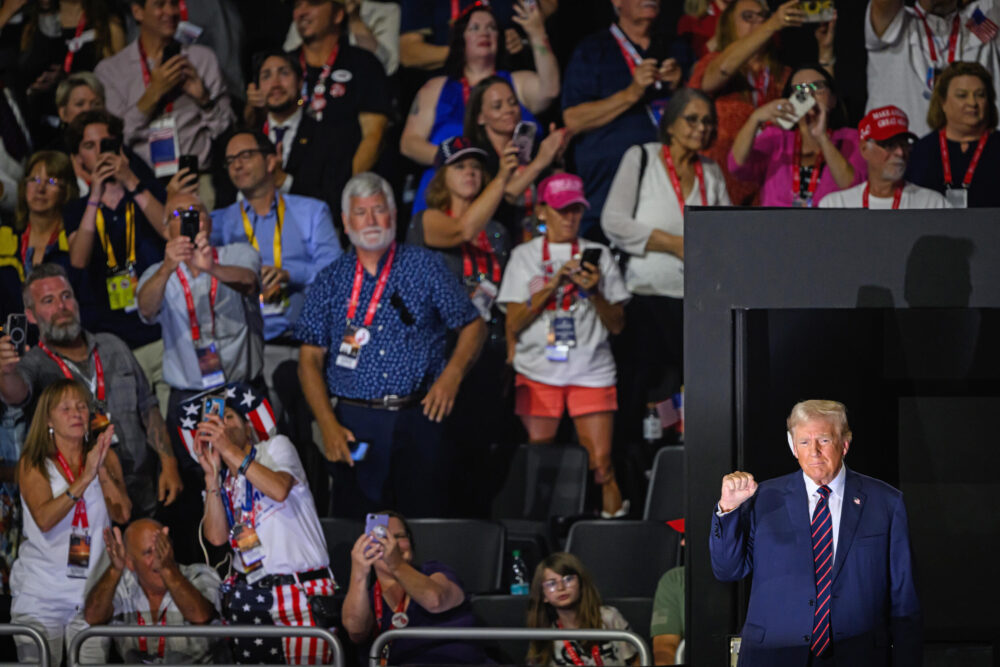 El candidato presidencial republicano y expresidente de Estados Unidos, Donald Trump, saluda a sus seguidores en el tercer día de la Convención Nacional Republicana en el Foro Fiserv, el 17 de julio de 2024, en Milwaukee, Wisconsin.