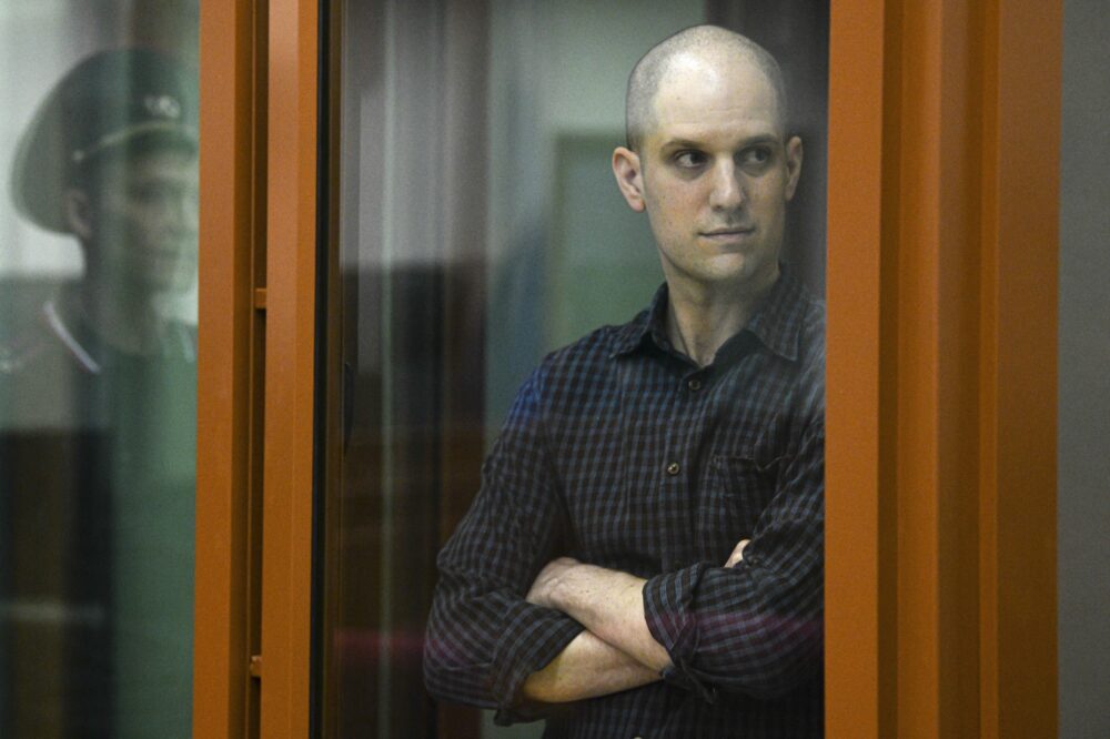 El reportero de The Wall Street Journal, Evan Gershkovich, en su juicio en el tribunal de Ekaterinburgo.
