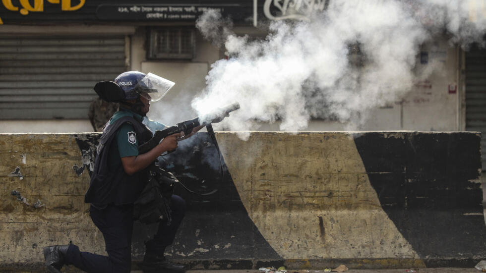 Un policía de Bangladés dispara gases lacrimógenos para dispersar manifestaciones de estudiantes en Daca, el 19 de julio de 2024