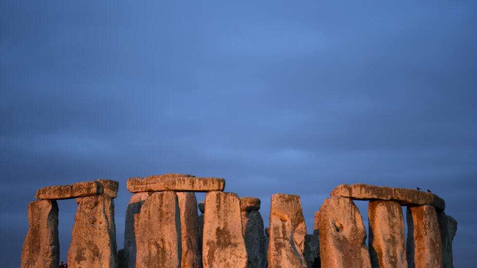 El sol sale en el monumento prehistórico de Stonehenge cerca de Amesbury en el Reino Unido el 19 de enero de 2022