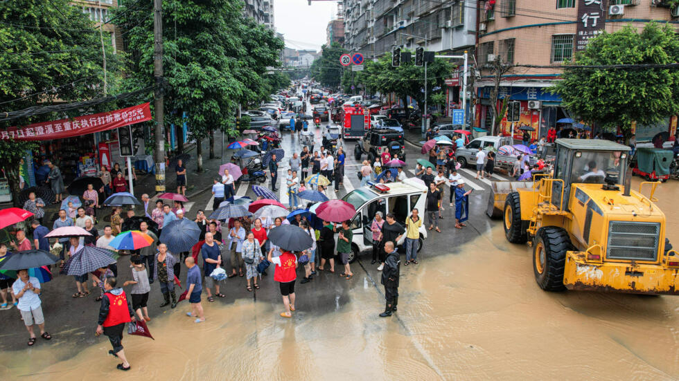 Evacuación de vecinos de Dianjiang, en el suroeste de China, a causa de las lluvias torrenciales el 11 de julio de 2024