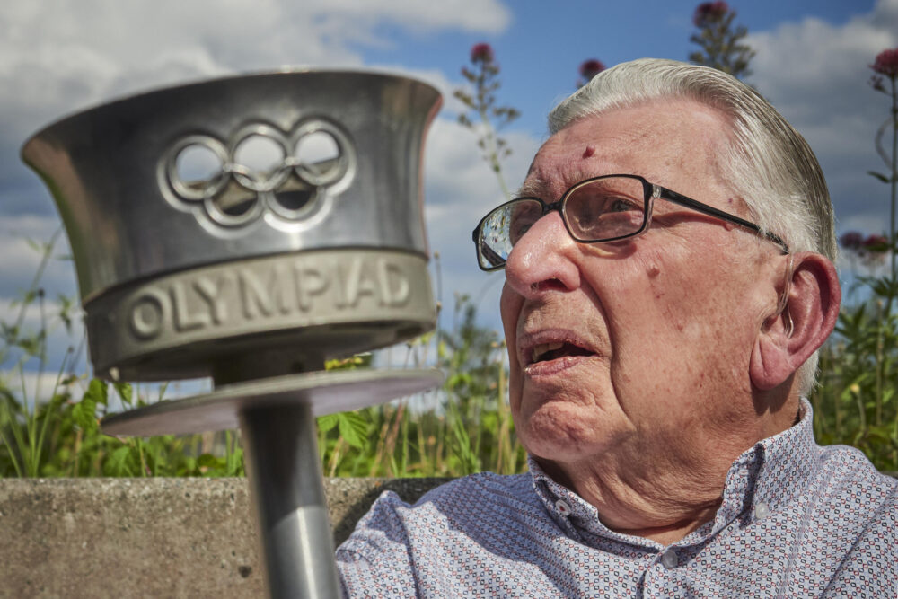 El excorredor de 99 años, Daniel Rebiffe, posa con una copia de la antorcha olímpica de Londres 1948 en Amboise, en el centro de Francia el 11 de junio de 2024.