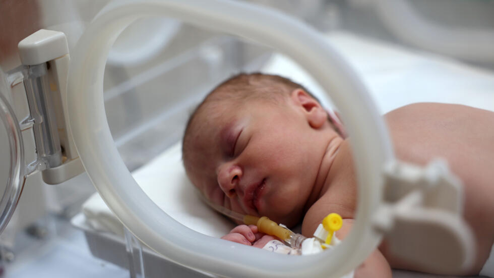 Un bebé que nació por cesárea después de que su madre, embarazada de nueve meses, sucumbiera a las heridas sufridas durante un bombardeo israelí en Nuseirat, en una incubadora del hospital de Deir el Balah, en Gaza, el 20 de julio de 2024