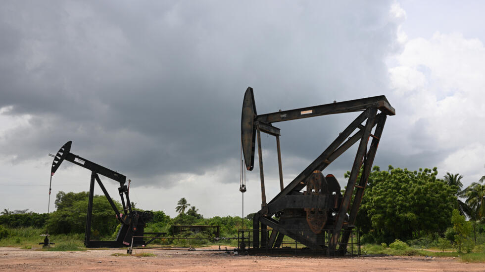 Unas estructuras para la extracción de crudo en Maracaibo, en Venezuela, en una imagen del 12 de julio de 2024
