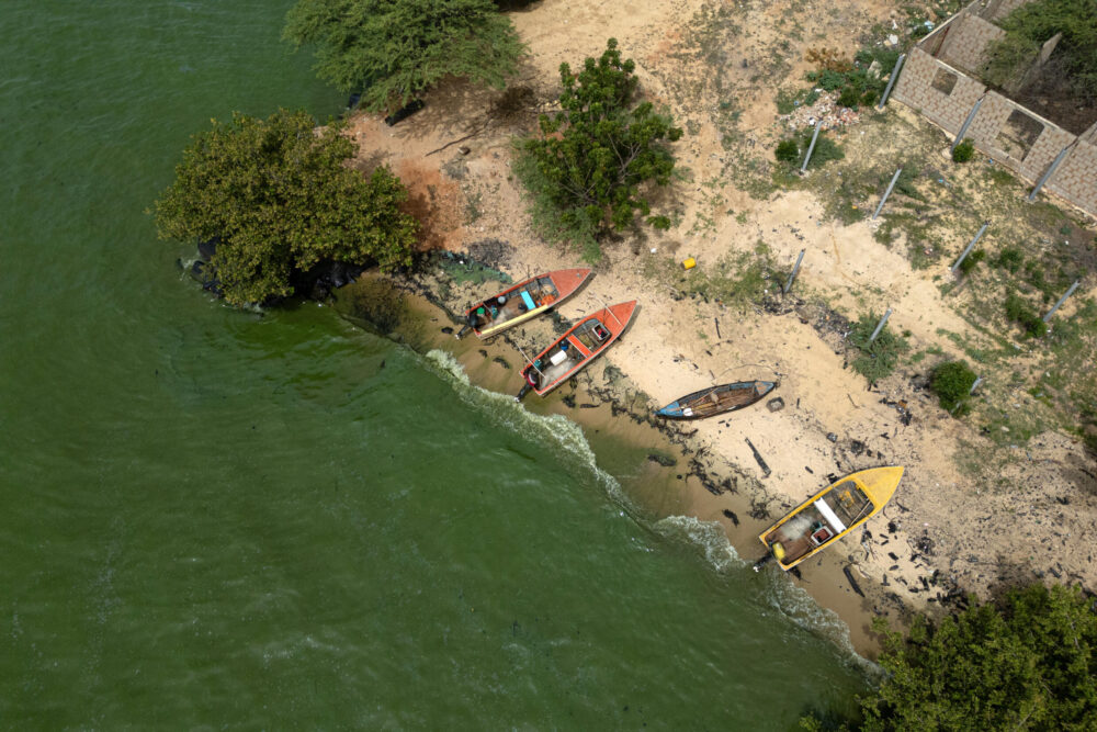 Unos botes, en el contaminado lago Maracaibo, en Venezuela, el 11 de julio de 2024