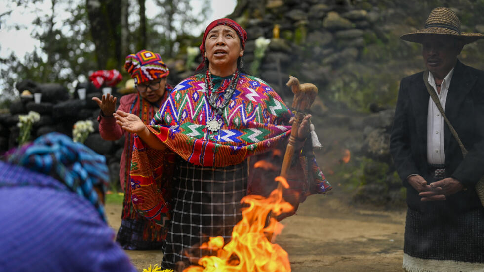 Unos indígenas participan en una ceremonia maya en el sitio arqueológico Iximche, cerca de Tecpán, en Guatemala, el 20 de julio de 2024, para conmemorar los 500 años de "resistencia" tras la colonización por España