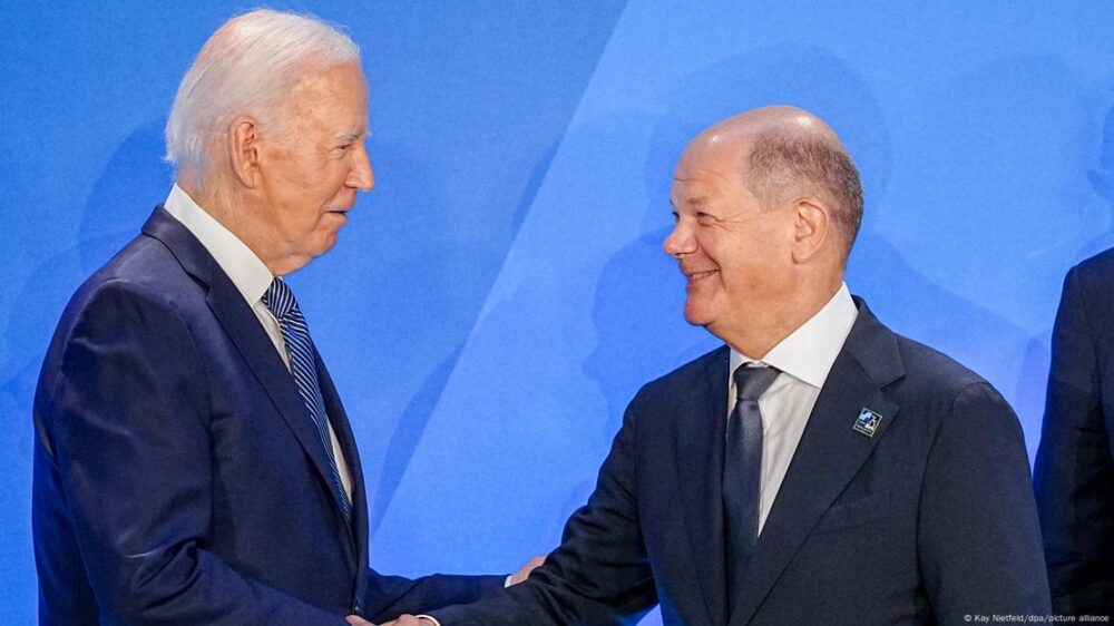 El presidente Joe Biden (izq) junto al canciller alemán Olaf Scholz en la reciente cumbre de la OTAN en Washington, el 10.07.2024.