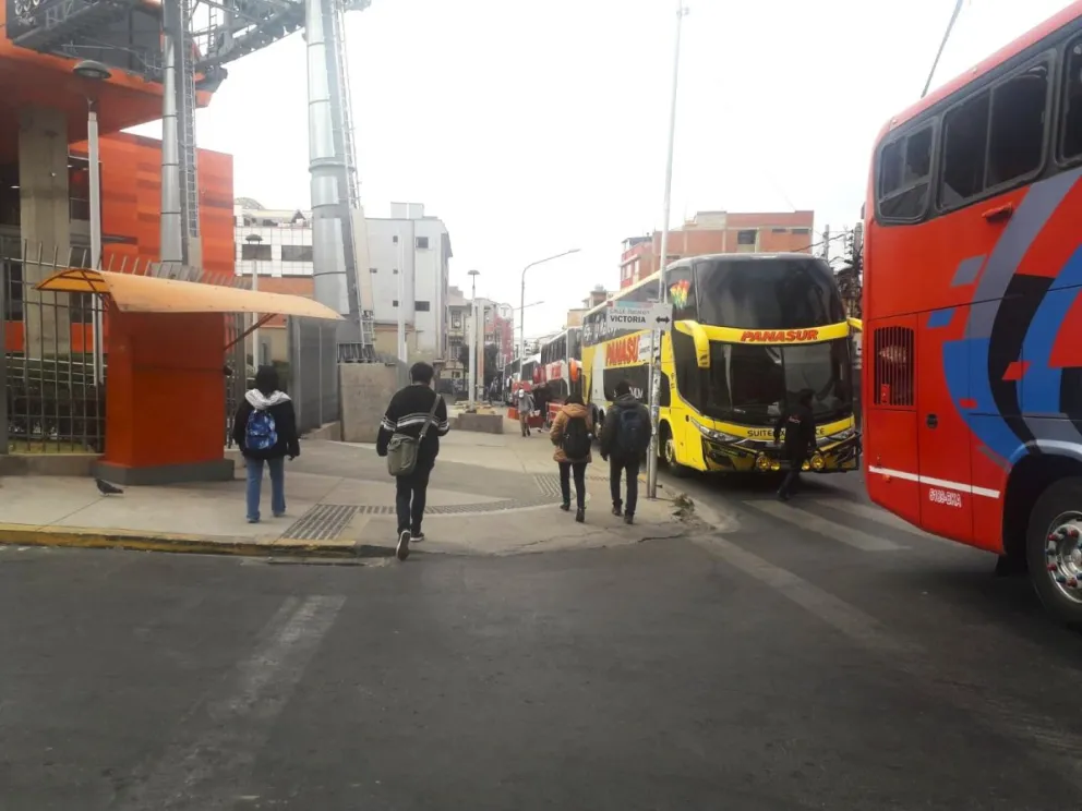 La fila de buses frente a la estación del Teleférico Naranja, en la avenida Sucre. Foto: Visión 360