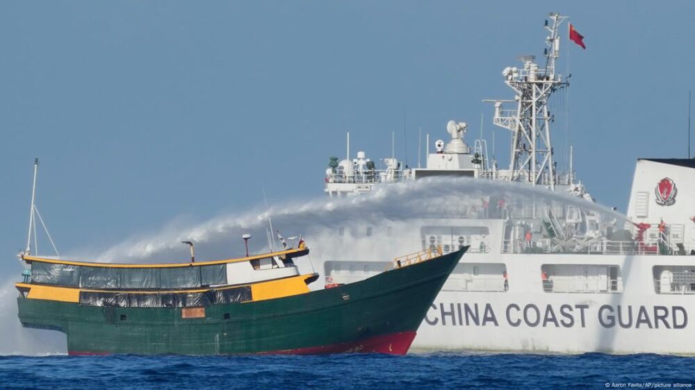 Un buque de reabastecimiento filipino es alcanzado por la explosión de un cañón de agua de la guardia costera china.