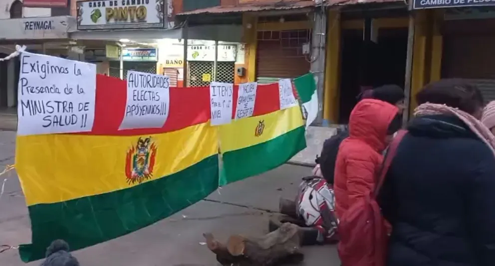 El punto de bloqueo este lunes en la localidad de Yacuiba. Foto: Captura de video