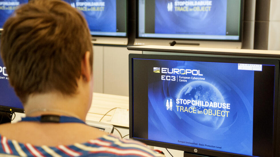 Una agente de policía de la Europol trabaja en la sede de la agencia en La Haya el 31 de mayo de 2017
